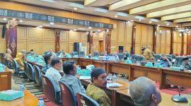 Komisi A dan Komisi C DPRD Kabupaten Sidoarjo menggelar hearing terkait perselisihan antara warga dengan Bengkel CV. Multi Triloka Cemerlang di Ruang Paripurna DPRD Sidoarjo. (Dok. Istimewa)