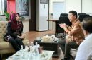 Anggota DPD RI Lia Istifhama bersama Direktur Utama Bank Jatim Winardi Legowo. (Dok. Istimewa)