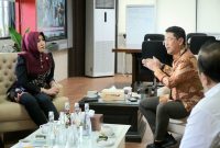 Anggota DPD RI Lia Istifhama bersama Direktur Utama Bank Jatim Winardi Legowo. (Dok. Istimewa)