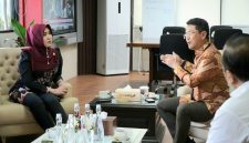 Anggota DPD RI Lia Istifhama bersama Direktur Utama Bank Jatim Winardi Legowo. (Dok. Istimewa)