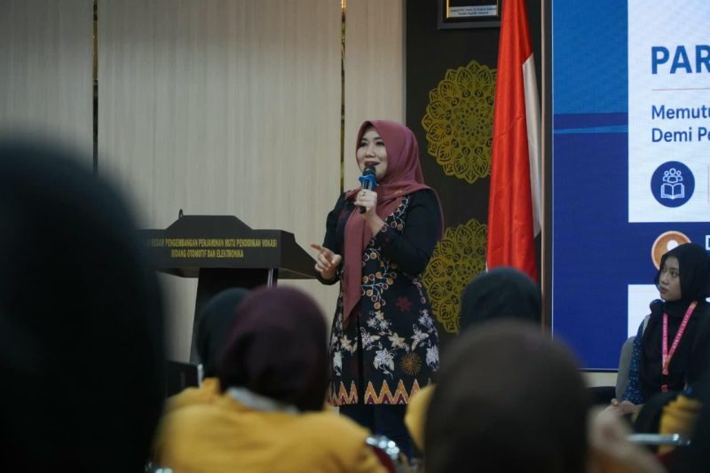 Anggota DPD RI Dr. Hj. Lia Istifhama saat paparkan dalam Seminar Nasional Musyawarah Wilayah Ikatan Pelajar Muhammadiyah (IPM) Jawa Timur di BBPPMPV BOE Malang. (Dok. Istimewa)