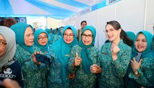 Ketua TP PKK Jawa Timur Arumi Bachsin usai menghadiri pembukaan Pameran UMKM PKK, Cek Kesehatan Gratis (CKG), dan Pencanangan Rekor MURI Gerakan Minum Multiple Micronutrient Supplement (MMS) Serentak bagi ibu hamil dari 24 kabupaten/kota se-Provinsi Sulawesi Selatan di Hotel Claro Makassar. (Dok. Adpim For Digitaljatim)