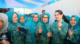 Ketua TP PKK Jawa Timur Arumi Bachsin usai menghadiri pembukaan Pameran UMKM PKK, Cek Kesehatan Gratis (CKG), dan Pencanangan Rekor MURI Gerakan Minum Multiple Micronutrient Supplement (MMS) Serentak bagi ibu hamil dari 24 kabupaten/kota se-Provinsi Sulawesi Selatan di Hotel Claro Makassar. (Dok. Adpim For Digitaljatim)