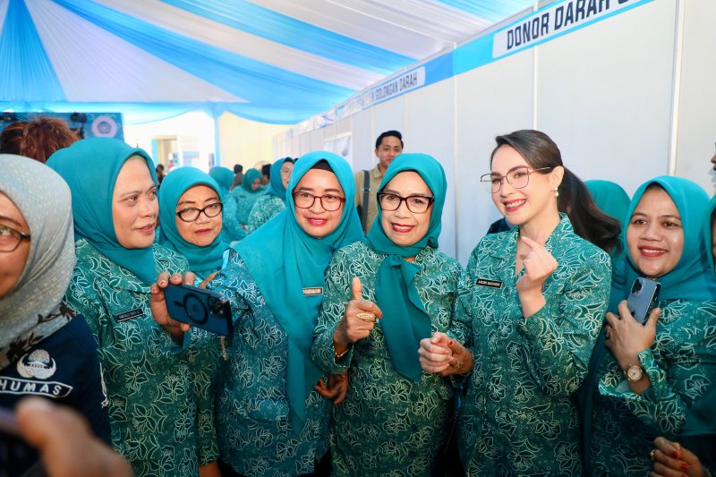 Ketua TP PKK Jawa Timur Arumi Bachsin usai menghadiri pembukaan Pameran UMKM PKK, Cek Kesehatan Gratis (CKG), dan Pencanangan Rekor MURI Gerakan Minum Multiple Micronutrient Supplement (MMS) Serentak bagi ibu hamil dari 24 kabupaten/kota se-Provinsi Sulawesi Selatan di Hotel Claro Makassar. (Dok. Adpim For Digitaljatim)