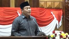 Bupati Sidoarjo Subandi saat sampaikan jawaban atas pandangan fraksi-fraksi di DPRD Sidoarjo. (Dok. Istimewa)