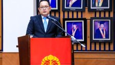 Sekretaris Daerah Provinsi Jawa Timur Adhy Karyono resmi meraih gelar Doktor Ilmu Kesejahteraan Sosial dari Fakultas Ilmu Sosial dan Ilmu Politik Universitas Indonesia (FISIP UI).  (dok. Adpim For DigitalJatim)