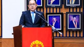 Sekretaris Daerah Provinsi Jawa Timur Adhy Karyono resmi meraih gelar Doktor Ilmu Kesejahteraan Sosial dari Fakultas Ilmu Sosial dan Ilmu Politik Universitas Indonesia (FISIP UI).  (dok. Adpim For DigitalJatim)