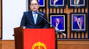 Sekretaris Daerah Provinsi Jawa Timur Adhy Karyono resmi meraih gelar Doktor Ilmu Kesejahteraan Sosial dari Fakultas Ilmu Sosial dan Ilmu Politik Universitas Indonesia (FISIP UI).  (dok. Adpim For DigitalJatim)