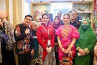 Ketua Dewan Kerajinan Nasional Daerah (Dekranasda) Provinsi Jawa Timur Arumi Bachsin Emil Dardak menghadiri pembukaan Hari Ulang Tahun (HUT) ke-46 Dewan Kerajinan Nasional (Dekranas) di Trans Studio Mall Makassar, Sulawesi Selatan. (Dok. Humas Pemprov)