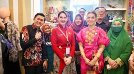 Ketua Dewan Kerajinan Nasional Daerah (Dekranasda) Provinsi Jawa Timur Arumi Bachsin Emil Dardak menghadiri pembukaan Hari Ulang Tahun (HUT) ke-46 Dewan Kerajinan Nasional (Dekranas) di Trans Studio Mall Makassar, Sulawesi Selatan. (Dok. Humas Pemprov)
