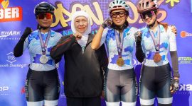 Gubernur Jawa Timur Khofifah Indar Parawansa melepas start Kejuaraan Sepatu Roda Tingkat Nasional Jatim Open I Piala Gubernur Jawa Timur Tahun 2026 di Lapangan Sepatu Roda Kanjuruhan, Kabupaten Malang. (dok. Humas Pemprov)