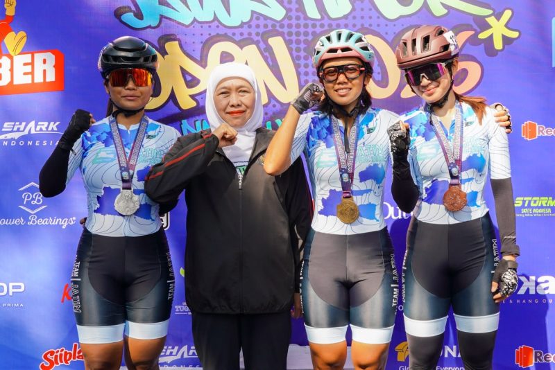 Gubernur Jawa Timur Khofifah Indar Parawansa melepas start Kejuaraan Sepatu Roda Tingkat Nasional Jatim Open I Piala Gubernur Jawa Timur Tahun 2026 di Lapangan Sepatu Roda Kanjuruhan, Kabupaten Malang. (dok. Humas Pemprov)
