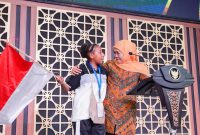 Gubernur Khofifah saat memberikan pembekalan sekaligus melakukan serah terima peserta Program ADEM Papua Wilayah Jawa Timur Tahun 2026 di Hotel Aria Gajayana, Kota Malang. (dok. Humas Pemprov)