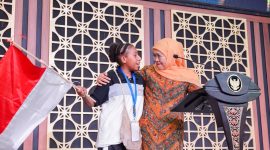 Gubernur Khofifah saat memberikan pembekalan sekaligus melakukan serah terima peserta Program ADEM Papua Wilayah Jawa Timur Tahun 2026 di Hotel Aria Gajayana, Kota Malang. (dok. Humas Pemprov)