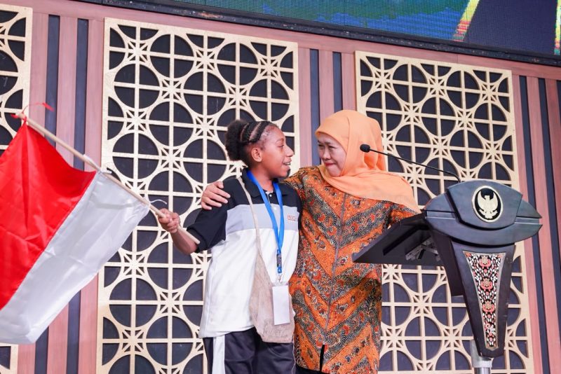 Gubernur Khofifah saat memberikan pembekalan sekaligus melakukan serah terima peserta Program ADEM Papua Wilayah Jawa Timur Tahun 2026 di Hotel Aria Gajayana, Kota Malang. (dok. Humas Pemprov)