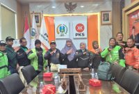 Ketua Fraksi PKS DPRD Jawa Timur Lilik Hendarwati menerima audiensi para pengemudi ojek online saat menerima kunjungan Serikat Pekerja Pengemudi Daring (SPEED) di Ruang Fraksi PKS DPRD Jatim. (Foto: Istimewa)