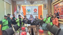 Ketua Fraksi PKS DPRD Jawa Timur Lilik Hendarwati menerima audiensi para pengemudi ojek online saat menerima kunjungan Serikat Pekerja Pengemudi Daring (SPEED) di Ruang Fraksi PKS DPRD Jatim. (Foto: Istimewa)