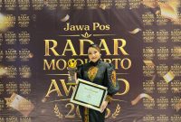 Pengusaha muda Mega Citra Alam menerima penghargaan sebagai Tokoh Inspiratif dan Entrepreneurship dalam ajang Radar Mojokerto Awards 2026 yang digelar di Ballroom Sunrise Hotel Mojokerto. (Dok. Istimewa)