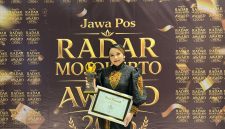 Pengusaha muda Mega Citra Alam menerima penghargaan sebagai Tokoh Inspiratif dan Entrepreneurship dalam ajang Radar Mojokerto Awards 2026 yang digelar di Ballroom Sunrise Hotel Mojokerto. (Dok. Istimewa)