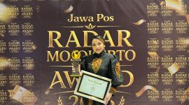 Pengusaha muda Mega Citra Alam menerima penghargaan sebagai Tokoh Inspiratif dan Entrepreneurship dalam ajang Radar Mojokerto Awards 2026 yang digelar di Ballroom Sunrise Hotel Mojokerto. (Dok. Istimewa)