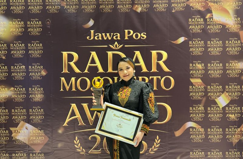 Pengusaha muda Mega Citra Alam menerima penghargaan sebagai Tokoh Inspiratif dan Entrepreneurship dalam ajang Radar Mojokerto Awards 2026 yang digelar di Ballroom Sunrise Hotel Mojokerto. (Dok. Istimewa)