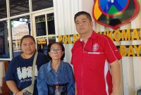 Korban penganiayaan didampingi kuasa hukum di Polsek Sokumanunggal Surabaya. (dok. Pribadi)