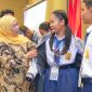 Gubernur Khofifah saat menghadiri Penjemputan dan Pembekalan Murid Program Afirmasi Pendidikan Menengah (ADEM) Repatriasi Wilayah Provinsi Jawa Timur Tahun 2026 di Hotel Premiere Place Airport, Jalan Raya Juanda Sidoarjo. (dok. Adpim For DigitalJatim)