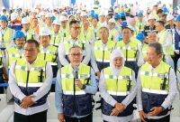 Gubernur Khofifah usai mendampingi Menteri Koordinator Bidang Pangan RI Zulkifli Hasan di acara Green, Smart Port Initiative (GSPI) ASRI 2026 di Dermaga C PT. Petrokimia Gresik. (dok. Humas Pemprov)