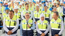Gubernur Khofifah usai mendampingi Menteri Koordinator Bidang Pangan RI Zulkifli Hasan di acara Green, Smart Port Initiative (GSPI) ASRI 2026 di Dermaga C PT. Petrokimia Gresik. (dok. Humas Pemprov)