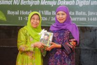 Khofifah  Indar Parawansa saat menjadi Keynote Speaker kegiatan Silaturahim Himpunan Da'iyah dan Majelis Taklim (HIDMAT) dan Ikatan Haji Muslimat (IHM) Nahdlatul Ulama Jawa Timur yang mengusung tema “Muslimat NU Berhijrah Menuju Dakwah Digital untuk Peradaban”, di Royal Orchids Garden Hotel, Kota Batu.  (dok. Humas Pemprov)