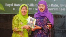 Khofifah  Indar Parawansa saat menjadi Keynote Speaker kegiatan Silaturahim Himpunan Da'iyah dan Majelis Taklim (HIDMAT) dan Ikatan Haji Muslimat (IHM) Nahdlatul Ulama Jawa Timur yang mengusung tema “Muslimat NU Berhijrah Menuju Dakwah Digital untuk Peradaban”, di Royal Orchids Garden Hotel, Kota Batu.  (dok. Humas Pemprov)