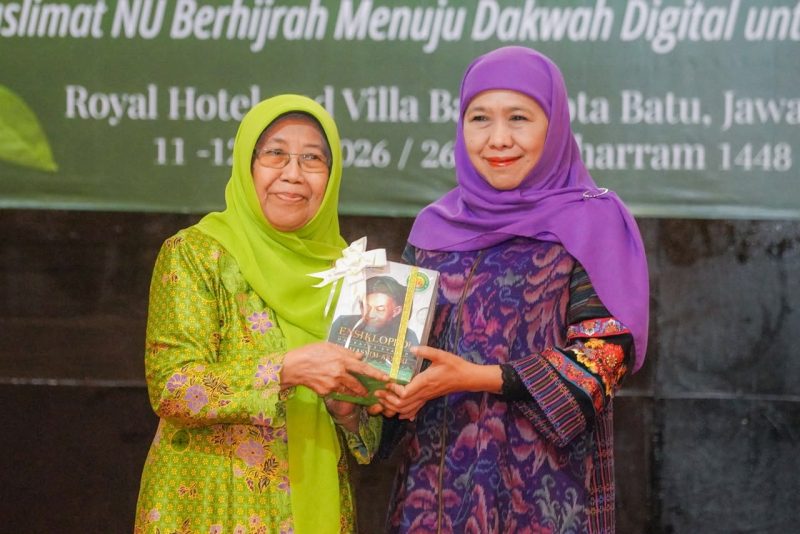 Khofifah  Indar Parawansa saat menjadi Keynote Speaker kegiatan Silaturahim Himpunan Da'iyah dan Majelis Taklim (HIDMAT) dan Ikatan Haji Muslimat (IHM) Nahdlatul Ulama Jawa Timur yang mengusung tema “Muslimat NU Berhijrah Menuju Dakwah Digital untuk Peradaban”, di Royal Orchids Garden Hotel, Kota Batu.  (dok. Humas Pemprov)