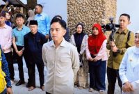Gubernur Jawa Timur Khofifah Indar Parawansa mendampingi Wakil Presiden RI Gibran Rakabuming Raka meninjau hasil revitalisasi Pasar Induk Banyuwangi di Jalan Sutomo (eks Jalan Susuit Tubun), Kecamatan Banyuwangi, Kabupaten Banyuwangi. (dok. Adpim For DigitalJatim)