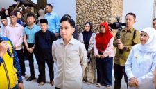 Gubernur Jawa Timur Khofifah Indar Parawansa mendampingi Wakil Presiden RI Gibran Rakabuming Raka meninjau hasil revitalisasi Pasar Induk Banyuwangi di Jalan Sutomo (eks Jalan Susuit Tubun), Kecamatan Banyuwangi, Kabupaten Banyuwangi. (dok. Adpim For DigitalJatim)