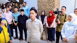 Gubernur Jawa Timur Khofifah Indar Parawansa mendampingi Wakil Presiden RI Gibran Rakabuming Raka meninjau hasil revitalisasi Pasar Induk Banyuwangi di Jalan Sutomo (eks Jalan Susuit Tubun), Kecamatan Banyuwangi, Kabupaten Banyuwangi. (dok. Adpim For DigitalJatim)