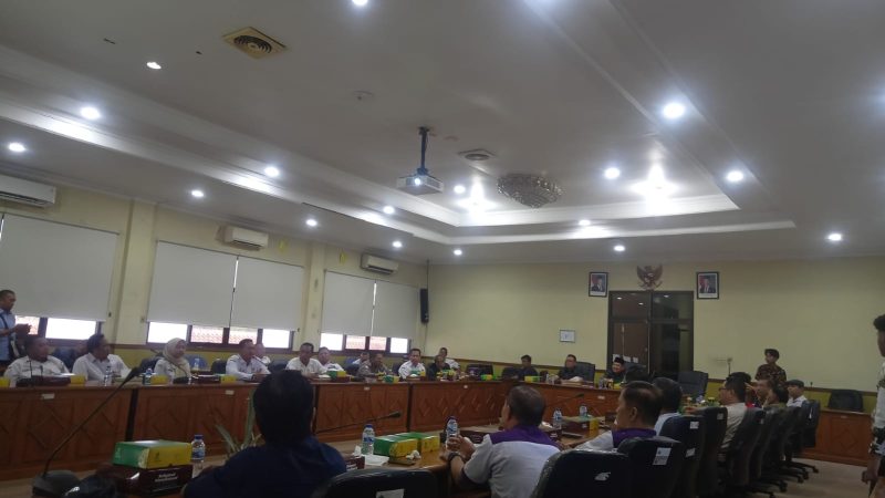 Komisi A DPRD Sidoarjo memfasilitasi hearing Dishub dengan jemaat Gereja terkait polemik penutupan akses saat CFD  di ruang Komisi DPRD Sidoarjo. (Foto: Syaiful/digitaljatim)