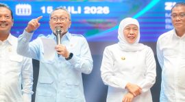 Gubernur Jawa Timur Khofifah Indar Parawansa bersama Menteri Koordinator (Menko) Bidang Pangan Republik Indonesia Zulkifli Hasan menyalurkan ratusan paket sembako kepada pengemudi ojek daring (ojol), nelayan, dan masyarakat rentan dalam Gerakan Hari Jaminan Ketahanan Pangan (Hajatan) yang digelar di GOR Tri Dharma Petrokimia Gresik. (dok. Humas Pemprov)