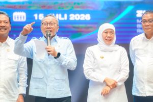 Didampingi Menko Zulhas, Gubernur Khofifah Salurkan Ratusan Paket Sembako bagi Ojol dan Masyarakat Rentan