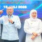 Gubernur Jawa Timur Khofifah Indar Parawansa bersama Menteri Koordinator (Menko) Bidang Pangan Republik Indonesia Zulkifli Hasan menyalurkan ratusan paket sembako kepada pengemudi ojek daring (ojol), nelayan, dan masyarakat rentan dalam Gerakan Hari Jaminan Ketahanan Pangan (Hajatan) yang digelar di GOR Tri Dharma Petrokimia Gresik. (dok. Humas Pemprov)