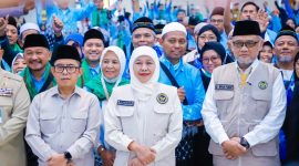 Gubernur Jawa Timur Khofifah Indar Parawansa bersama Menteri Haji dan Umrah Republik Indonesia Mochamad Irfan Yusuf menyambut kepulangan jamaah haji Debarkasi Surabaya kloter ke-116 atau kloter terakhir musim haji 1447 H/2026 M di Asrama Haji Surabaya. (Foto: Adpim For DigitalJatim)