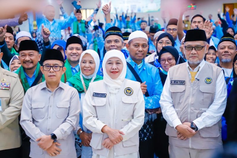 Gubernur Jawa Timur Khofifah Indar Parawansa bersama Menteri Haji dan Umrah Republik Indonesia Mochamad Irfan Yusuf menyambut kepulangan jamaah haji Debarkasi Surabaya kloter ke-116 atau kloter terakhir musim haji 1447 H/2026 M di Asrama Haji Surabaya. (Foto: Adpim For DigitalJatim)