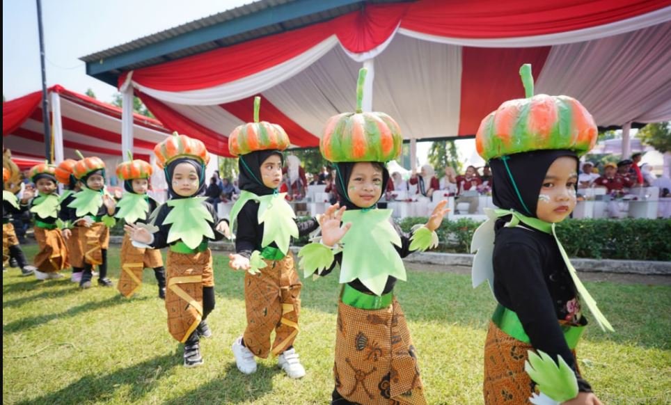 Ribuan anak dari Kelompok Bermain (KB), Taman Kanak-Kanak (TK), dan Raudhatul Athfal (RA) se-Kabupaten Pasuruan memeriahkan peringatan Hari Anak Nasional (HAN) 2026 di Lapangan Yonkav 8 Beji. (Dok. Pemkab Pasuruan)