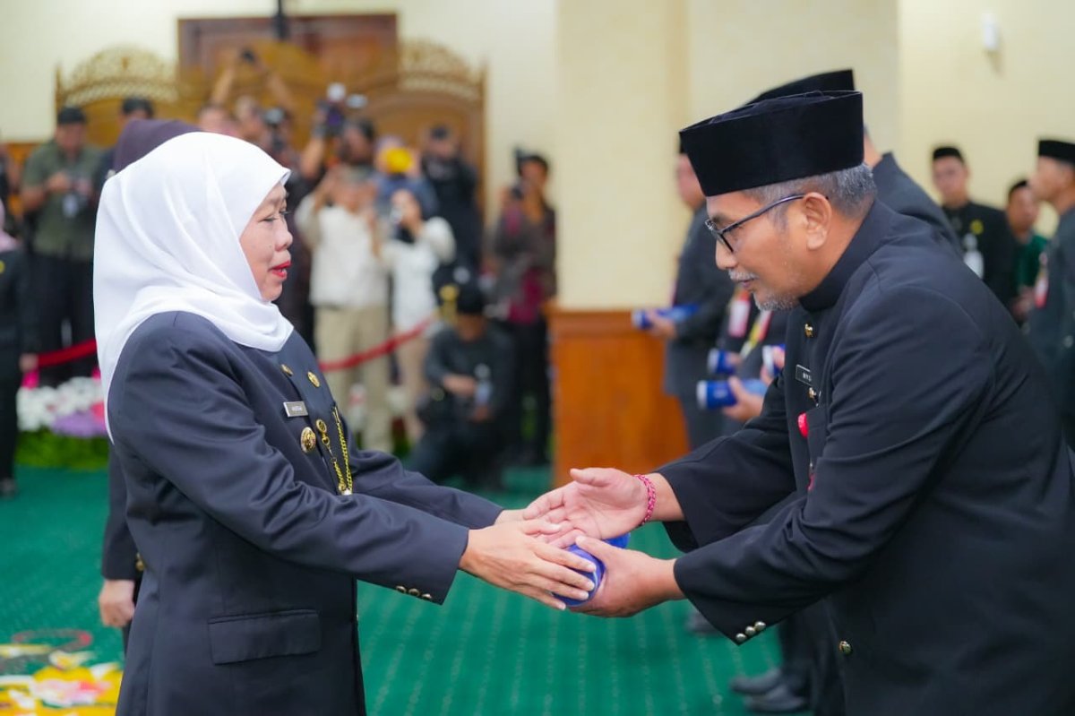 Khofifah Lantik Enam Pejabat Pemprov Jatim, Minta Layanan Publik Lebih Akuntabel dan Profesional