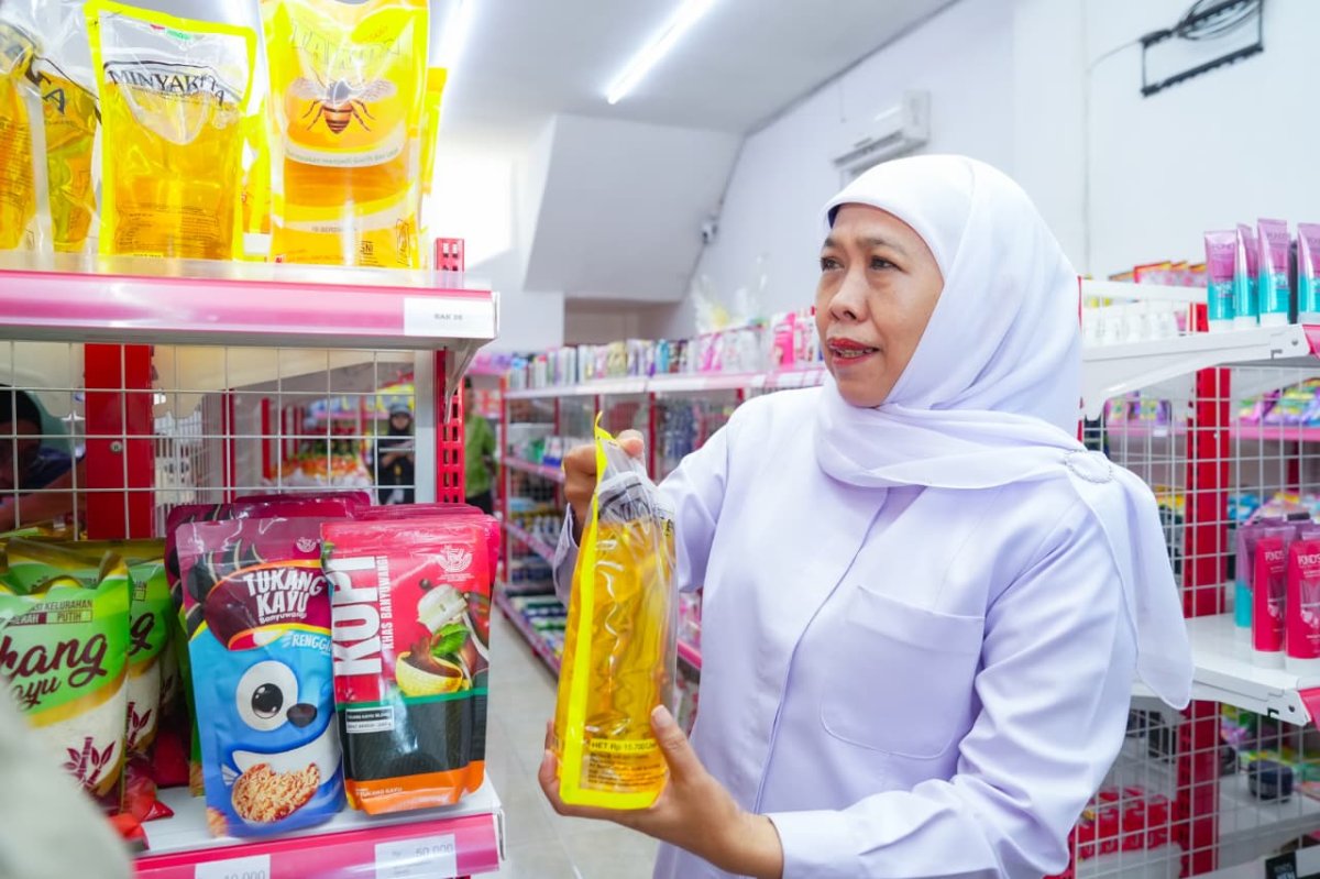 Gubernur Khofifah usai meninjau Koperasi Kelurahan Merah Putih (KKMP) Tukangkayu, Kecamatan Banyuwangi, Kabupaten Banyuwangi. (dok. Humas Pemprov)