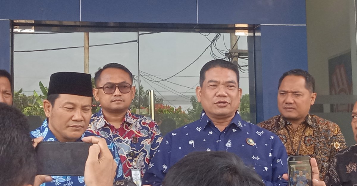 Kepala BNN Sidoarjo Kombes Pol Gatot Soegeng (kanan) bersama Bupati Sidoarjo Subandi (kiri) saat ditemui awak media di Kantor BNN Sidoarjo. (Dok. Syaiful)