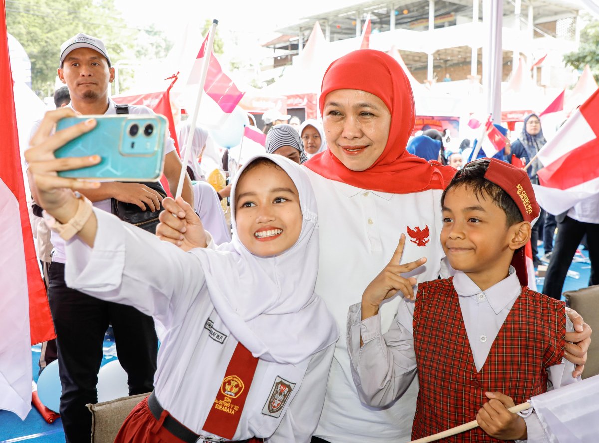 Gubernur Jawa Timur Khofifah Indar Parawansa bersama Menteri Pemberdayaan Perempuan dan Perlindungan Anak (PPPA) RI Arifatul Choiri Fauzi meluncurkan Gerakan Perlindungan Anak di Ruang Digital (Perisai Anak) Jawa Timur pada puncak peringatan Hari Anak Nasional Provinsi Jawa Timur di Pintu Langit, Ledug, Kabupaten Pasuruan. (dok. Humas Pemprov)