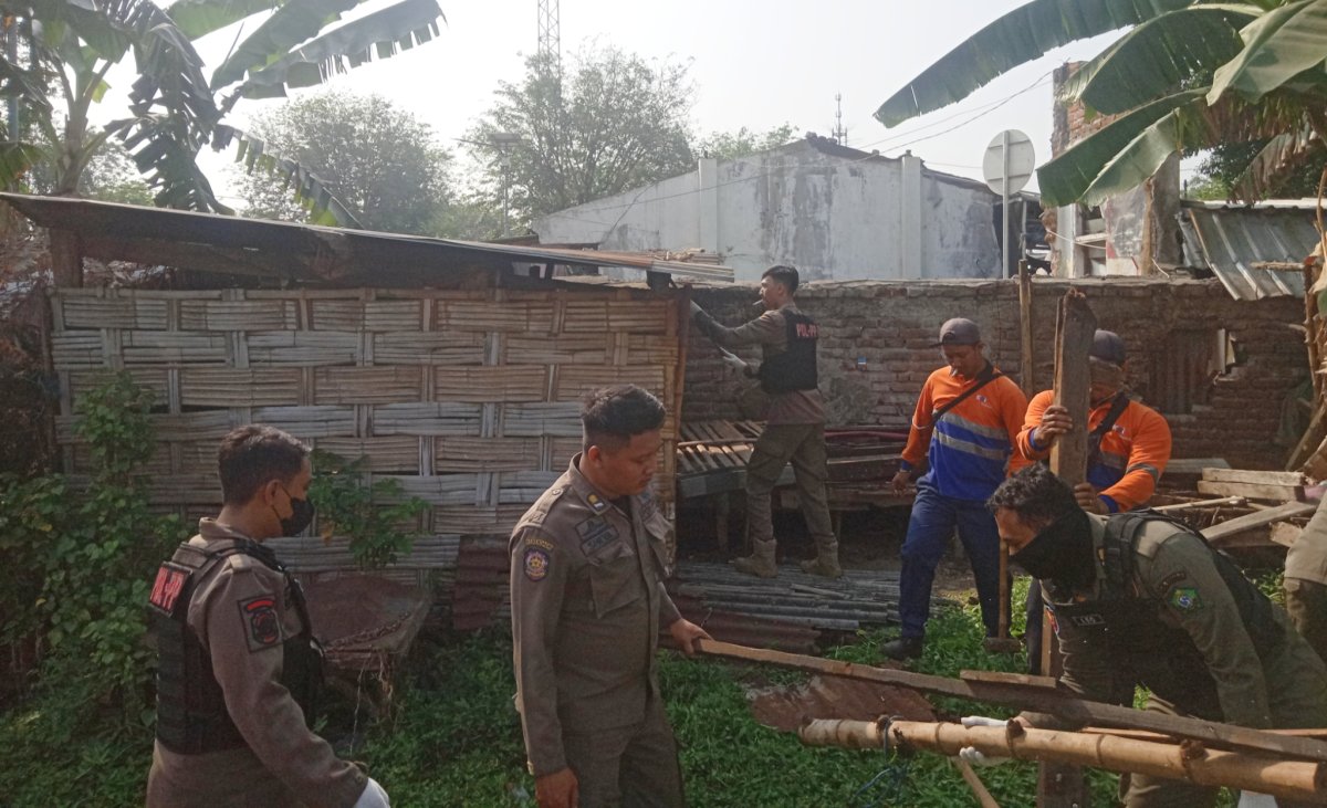 Satpol PP Panjat Tembok Bongkar Gubuk Diduga Tempat Prostitusi di Belakang Pasar Larangan Sidoarjo