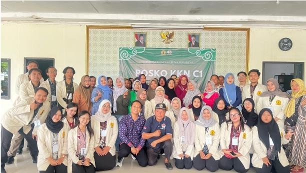 Mahasiswa Kuliah Kerja Nyata (KKN) Kelompok C1 Universitas Wijaya Kusuma Surabaya (UWKS) melaksanakan berbagai program pemberdayaan masyarakat di Desa Pengalangan, Kabupaten Gresik. (Foto: Istimewa)