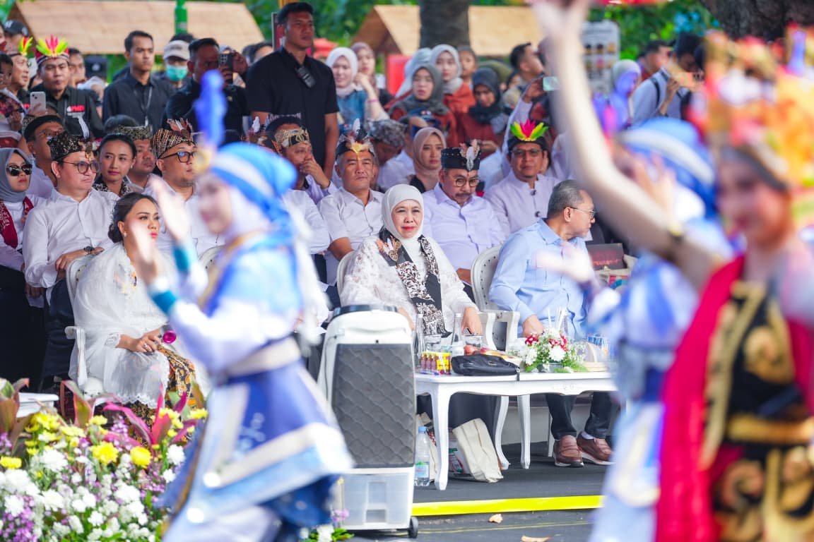 Gubernur Jawa Timur Khofifah Indar Parawansa membuka Banyuwangi Ethno Carnival (BEC) 2026 di Jalan Veteran, Taman Blambangan, Banyuwangi.(dok. Humas Pemprov)