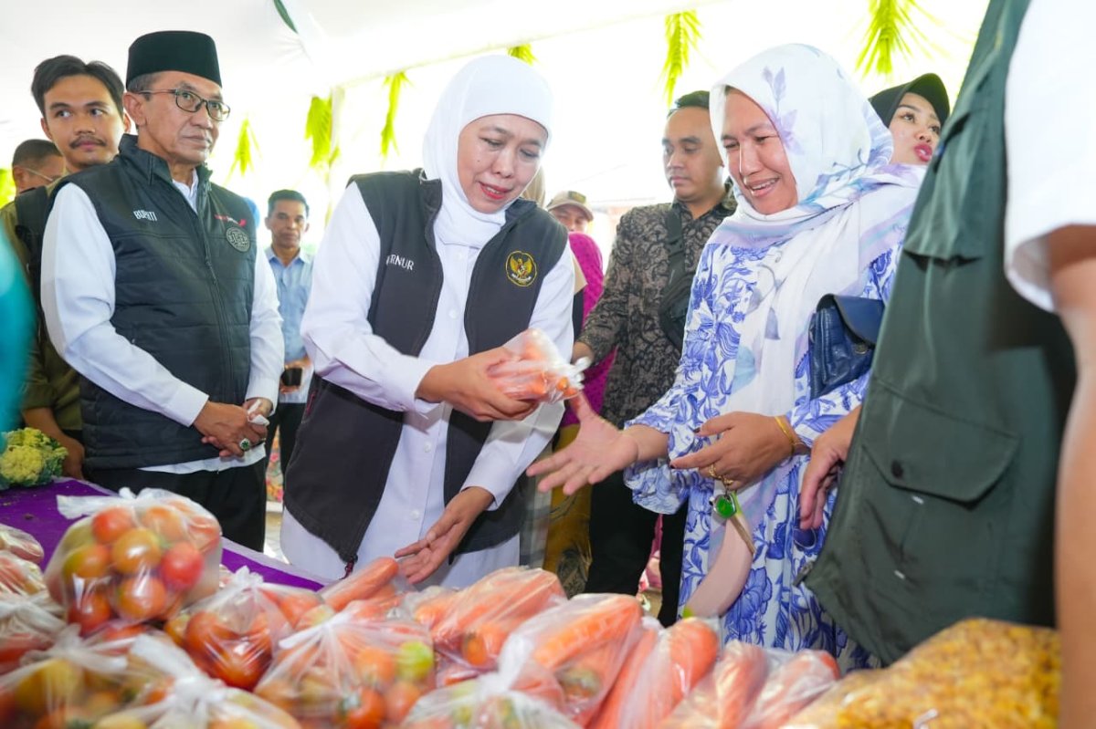 Gubernur Khofifah Gelar Pasar Murah di Pamekasan, Jaga Harga Bahan Pokok dan Perkuat Daya Beli Warga